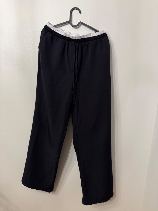 Svartar buxur með hvítum streng