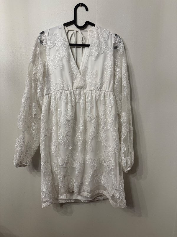 Hvítur blúndu kjóll