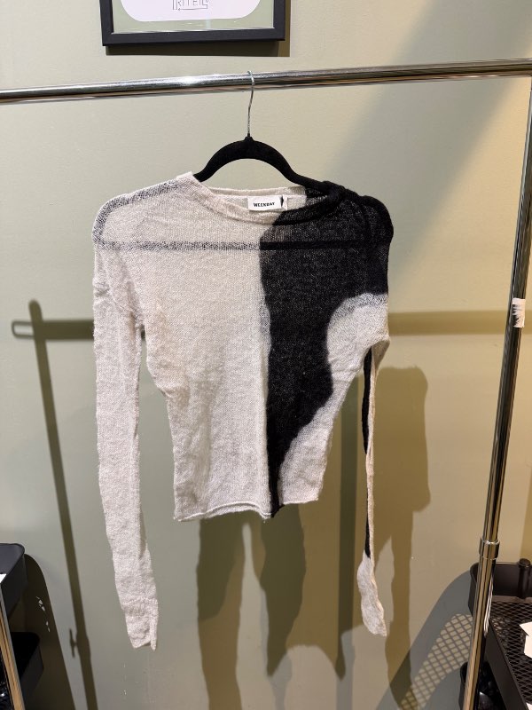 Svartur og hvítur prjónabolur - WEEKDAY