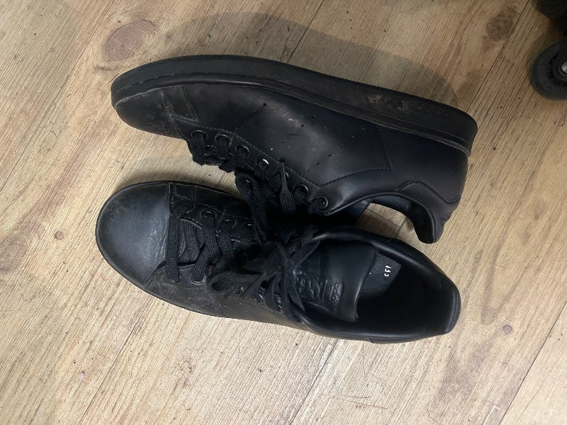 Svartir adidas strigaskór