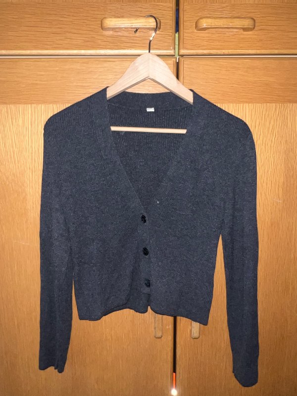 Grá uniqlo peysa