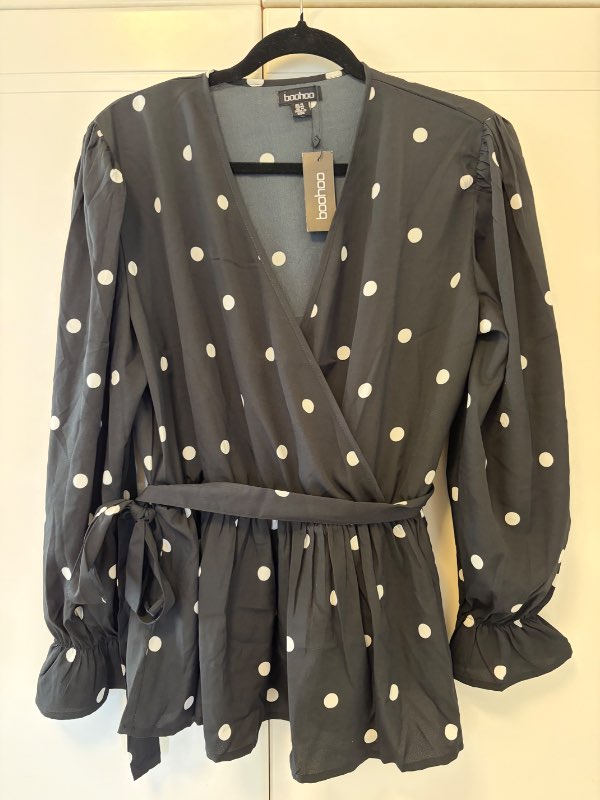 Boohoo wrap blússa doppu