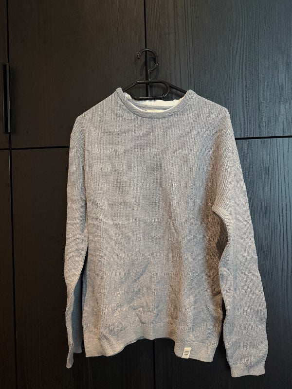 Grá peysa með hvítum collar pull&bear