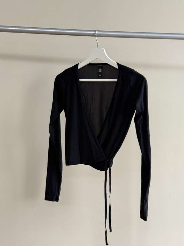 Abercrombie svartur wrap top (ónotað)