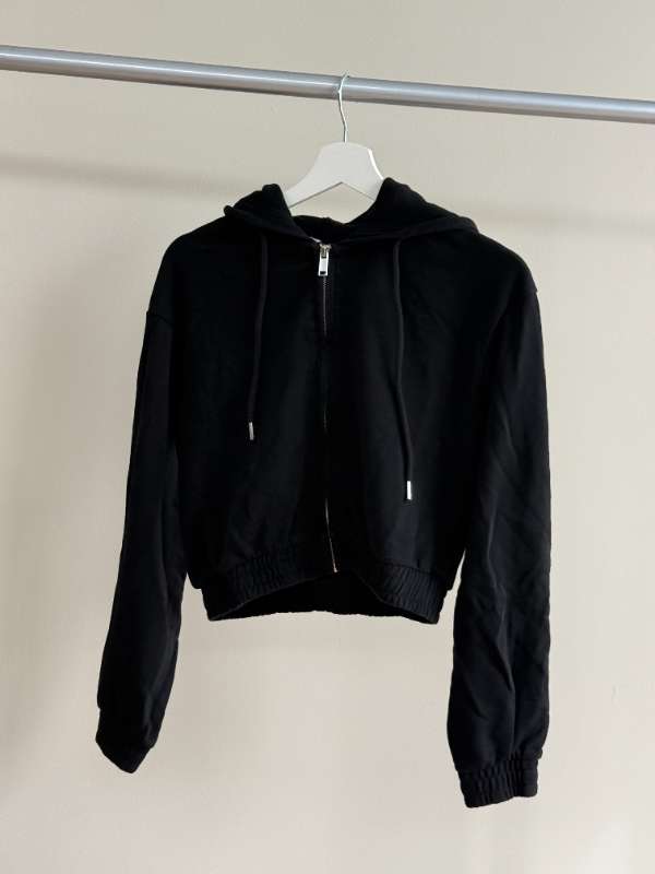 H&M svört hettupeysa