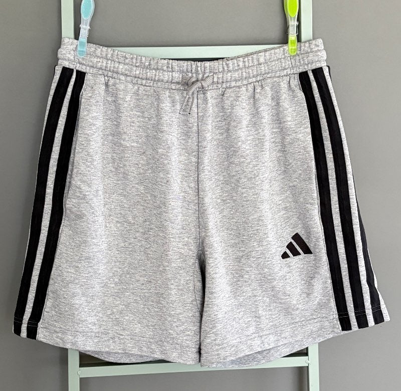 Adidas stuttbuxur gráar