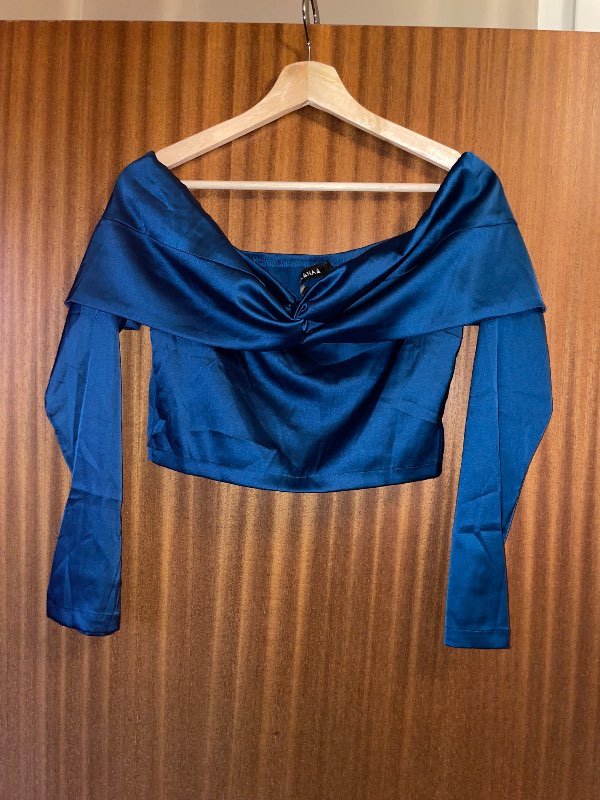 Off shoulder blár satin bolur