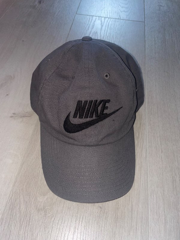 Nike derhúfa grá