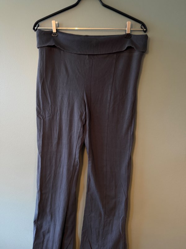 Gráar urban outfitters buxur