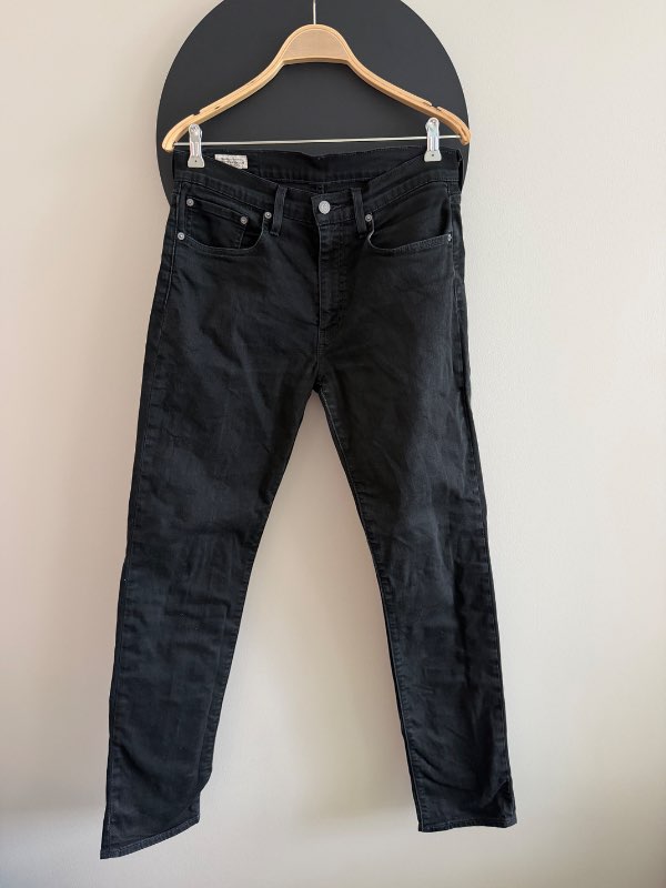 Levis svartar gallabuxur