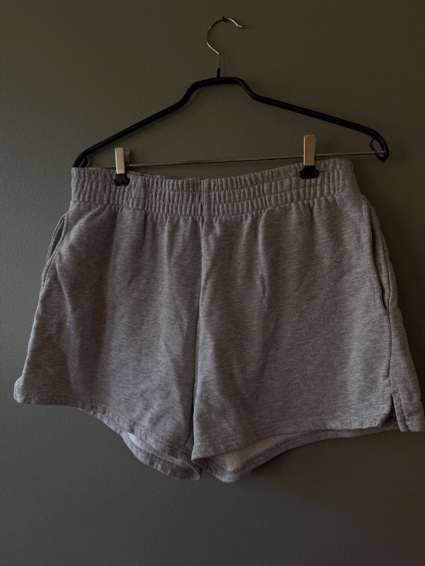 Gráar stuttbuxur- Gina tricot