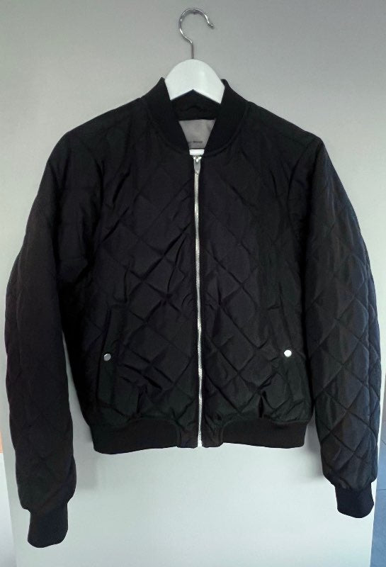 Svartur bomber jakki