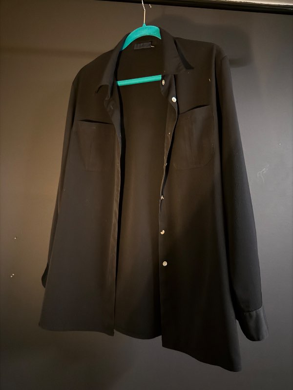 Svört skyrta með vösum