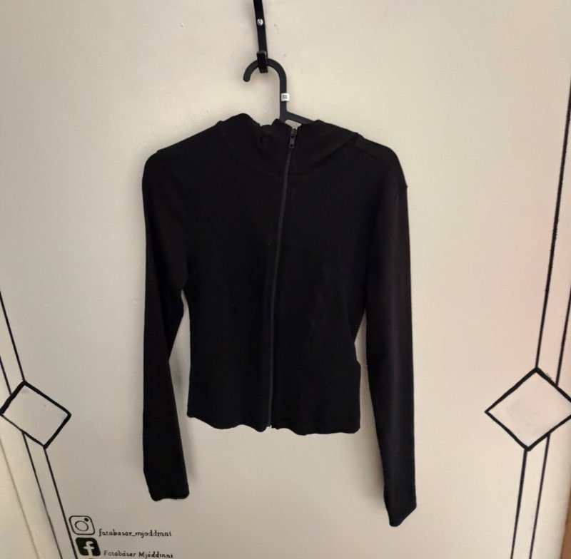 Yoga peysa svört gina tricot