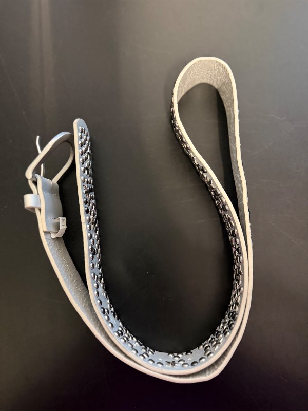 Belti grátt með studs