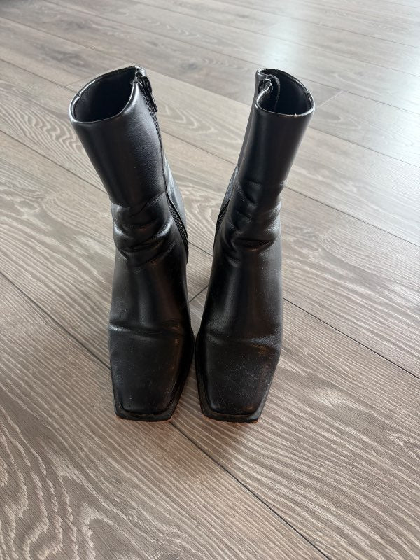 Boots með kassotri tá