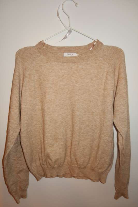 Only beige peysa
