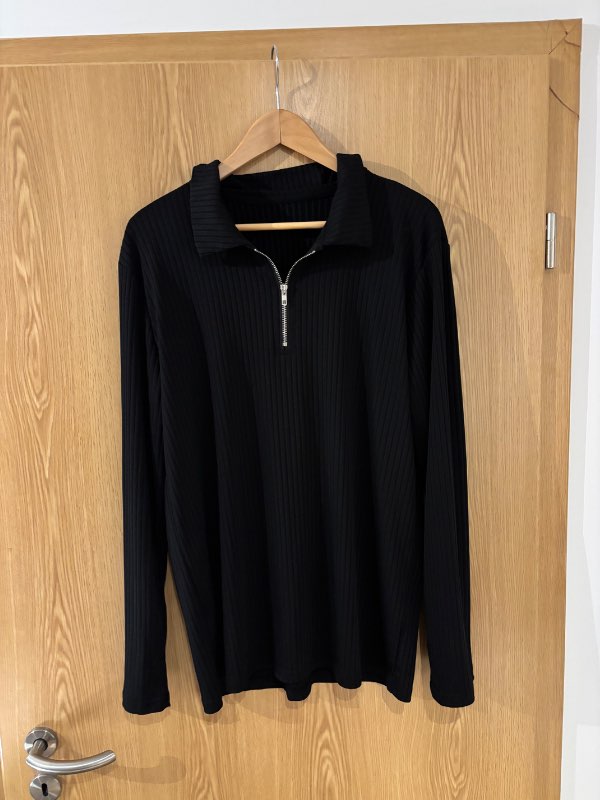 Svört half zip peysa