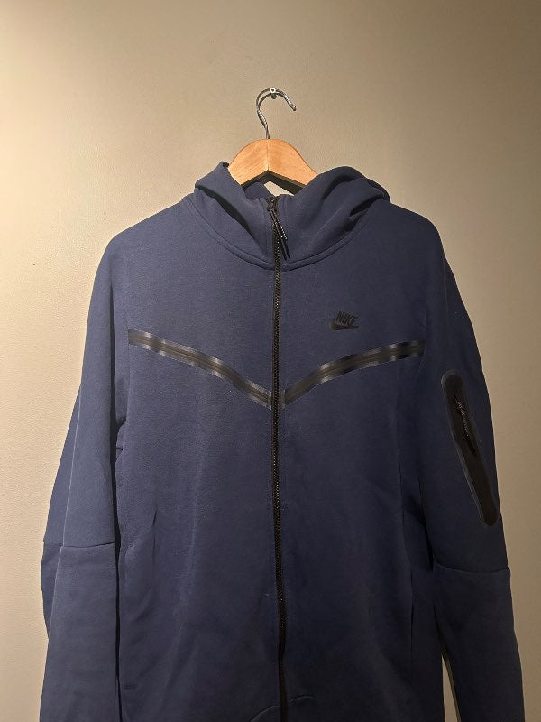 Nike tech fleece peysa