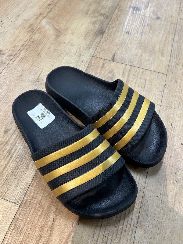 Adidas inniskór
