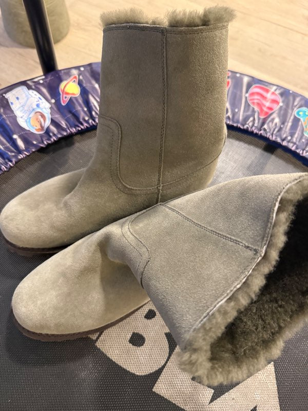 Green fur boots m