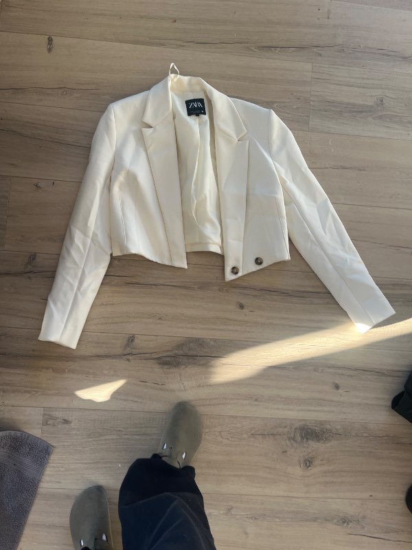 A hvitur cropped blazer