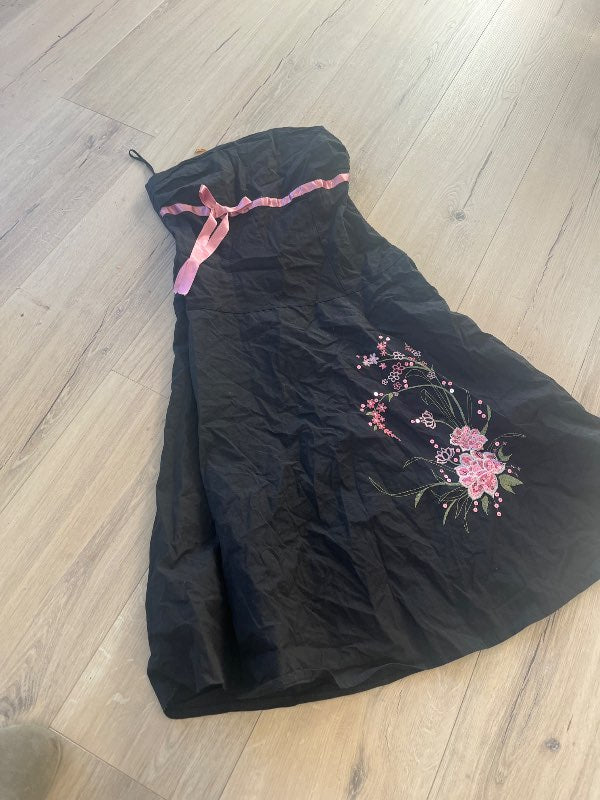 A svartur/ bleikur kjoll