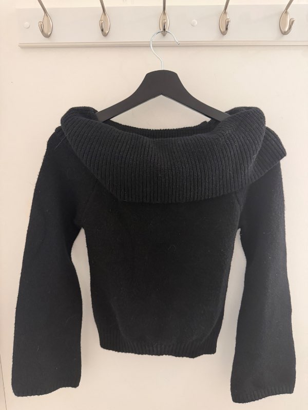 Offshoulder svört peysa