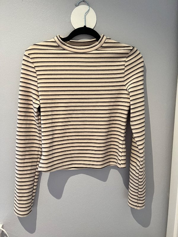 Krem striped peysa