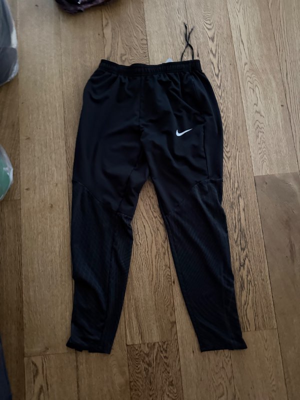 Nike svartar íþróttabuxur