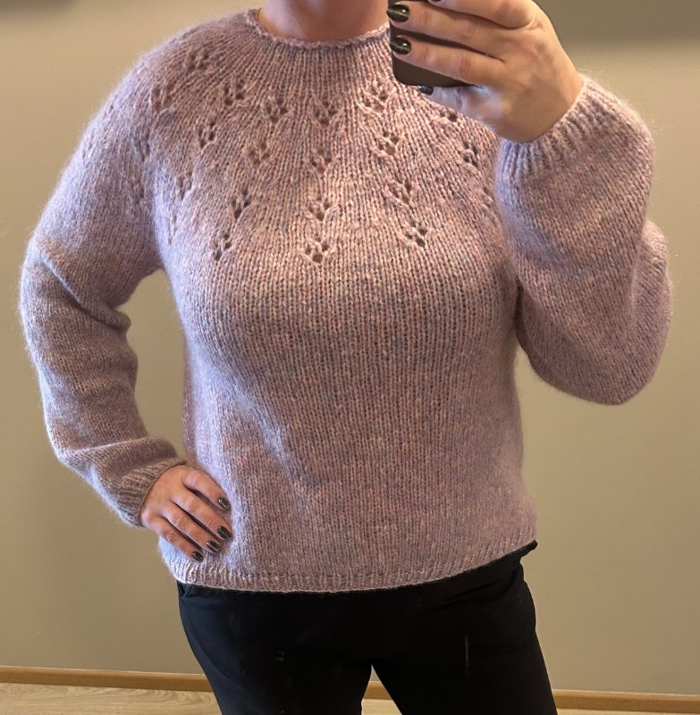 Fjólublá prjónuð peysa, ónotuð