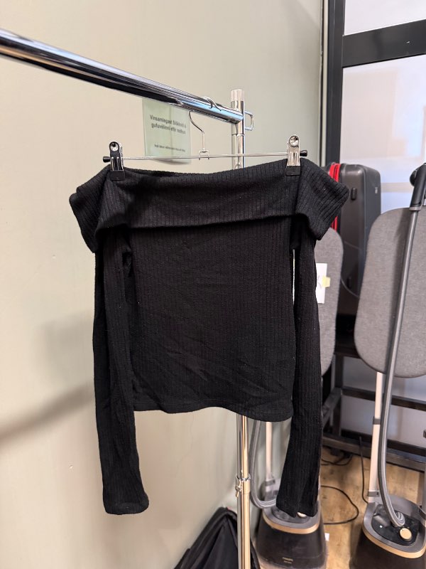 Stradivarius off shoulder peysa