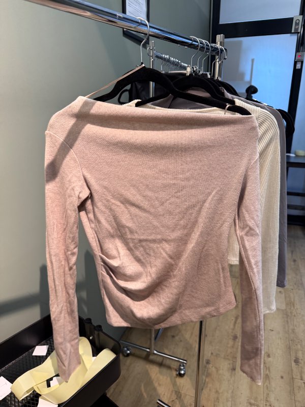 Zara off shoulder beige peysa