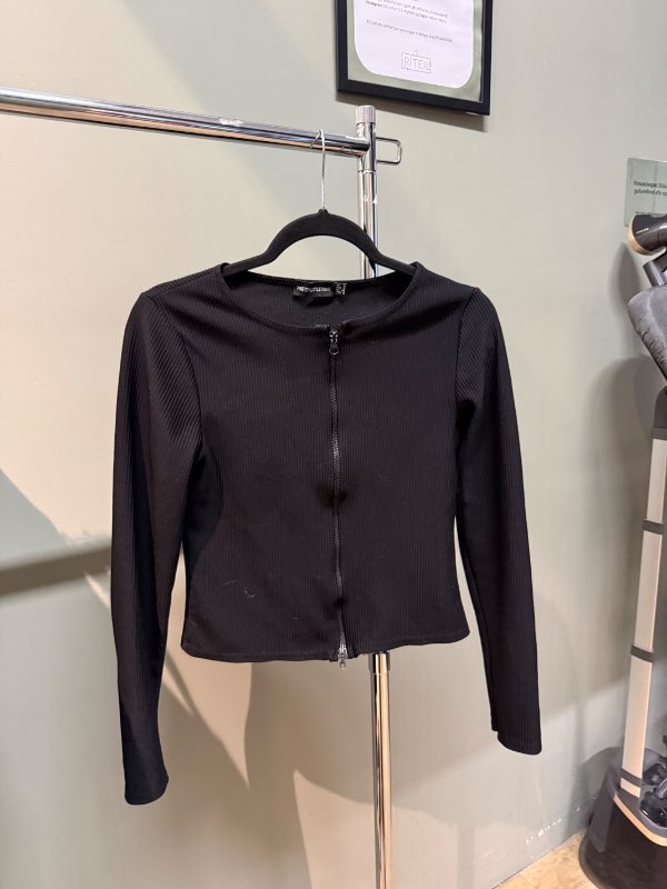 PLT zip up peysa