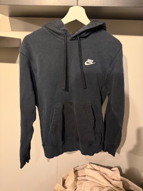 Nike svört hettupeysa
