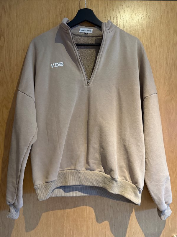 Venderbys beige peysa