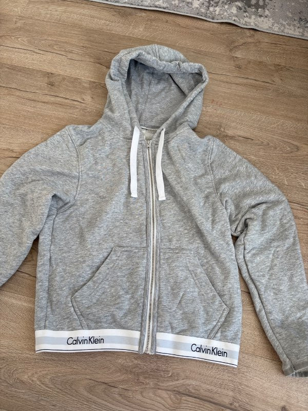 Grá calvin klein peysa