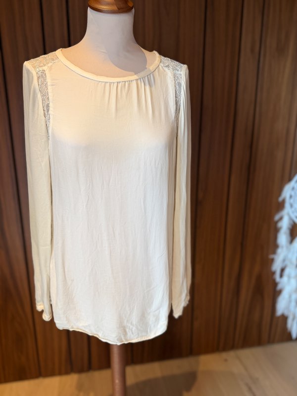 By Malene Birger silkiskyrta