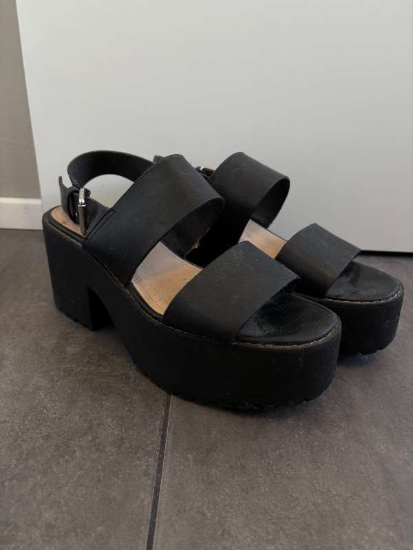 Svartir sandalar/hælar