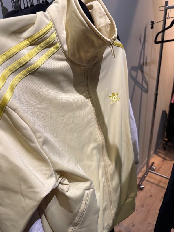 Gul Adidas peysa
