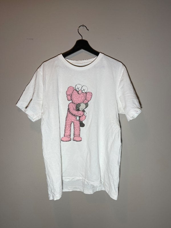 Uniqlo KAWS bolur