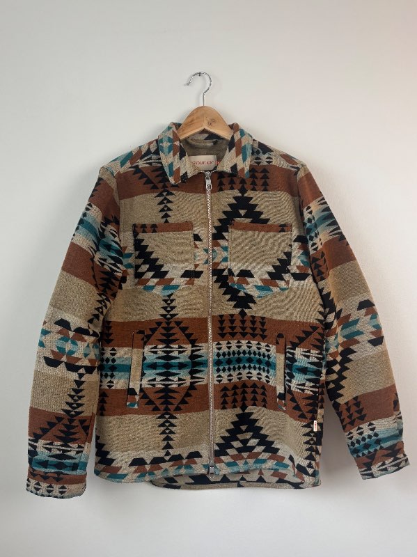 Revolution mynstraður jakki