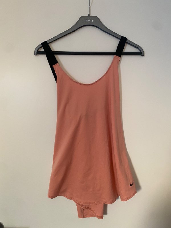 Bleikur NIKE bolur