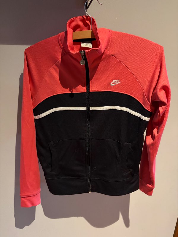 NIKE bleik og svört peysa
