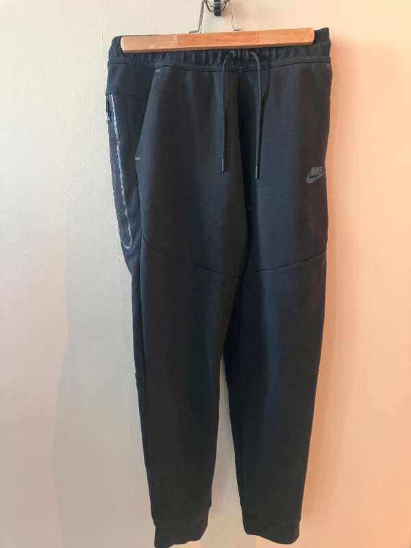 Nike tech fleece svartar
