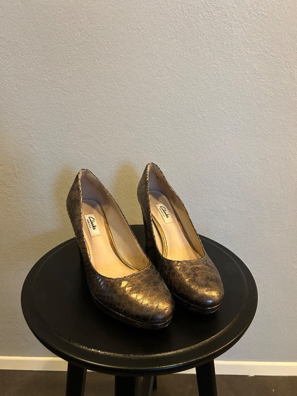 Clarks bronslitaðir háhælaðir skór