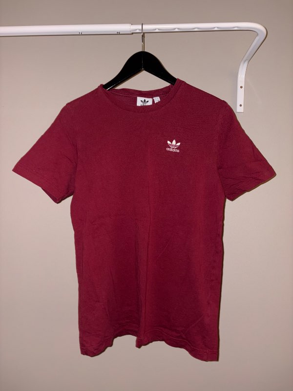 Adidas rauður bolur