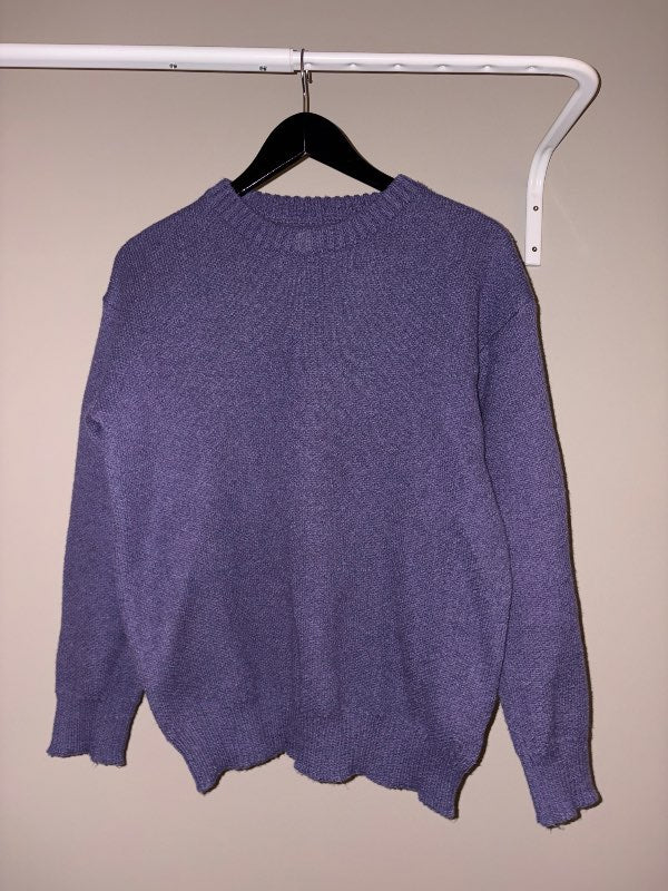 Fjólublá prjónuð peysa