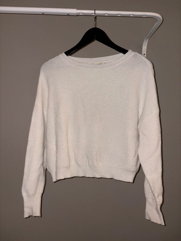 Hvít prjónuð peysa