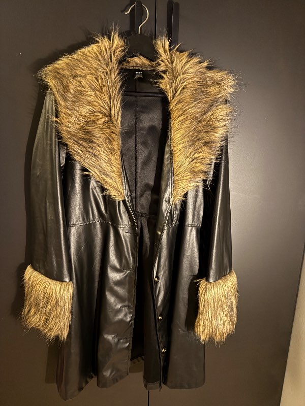 Jakki með loðkraga